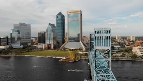 Ehemalige-Jacksonville-Landung-Im-Bau-In-Der-Nähe-Der-Main-Street-Bridge-In-Jacksonville,-Florida