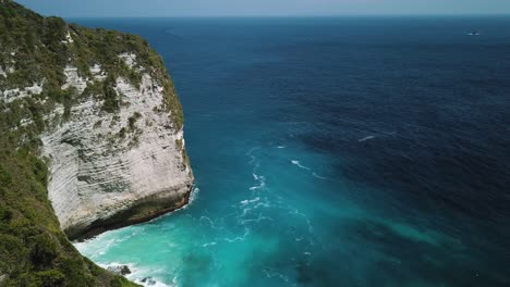 Drone-Shot-flying-around-the-beautiful-cliffs-of-KelingKing-beach,-on-the-island-of-Nusa-Penida,-Indonesia