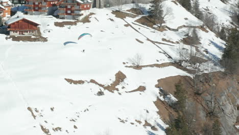 Luftaufnahme-Eines-Gleitschirmsprungs-Vom-Rand-Eines-Berges-In-Der-Nähe-Einer-Wunderschönen-Schweizer-Stadt-–-720p-Ausschnitt