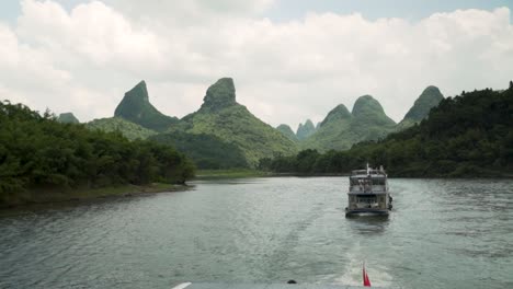 Kreuzfahrtschiff-Auf-Dem-Li-Fluss,-Umgeben-Von-Natur-In-Guilin,-China