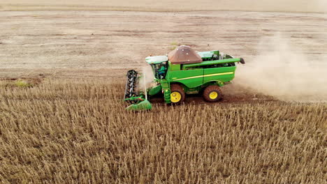Landwirtschaftlicher-Traktor,-Der-Sojabohnen-Auf-Dem-Feld-Erntet