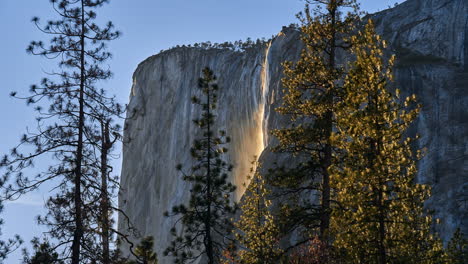 Die-Sonne-Geht-Am-Yosemite-Wasserfall-Unter,-Während-Der-Nebel-Im-Schwindenden-Sonnenlicht-Orange-Leuchtet