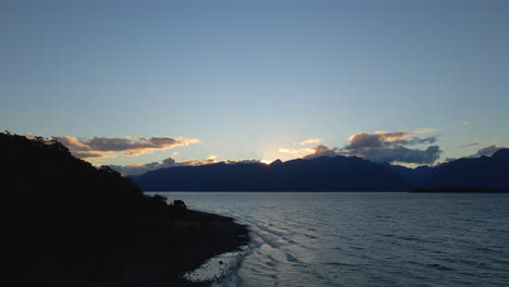 Waves-crashing-ashore-of-beautiful-blue-Lake-Te-Anau-in-New-Zealand