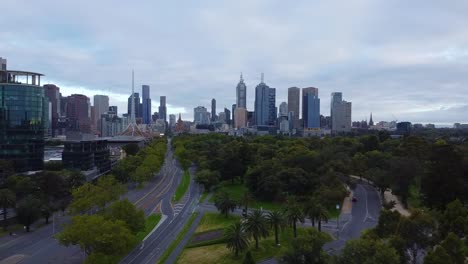 Drohnenschuss-über-Den-Unheimlichen-Straßen-Der-Stadt-Melbourne-Während-Der-Sperrung-Des-Coronavirus,-Da-Australien-Strengen-Covid-19-Beschränkungen-Unterliegt