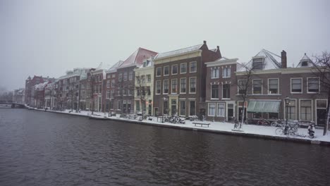 Leiden-town-in-Netherlands,-Rhine-riverside-buildings-in-winter-snow