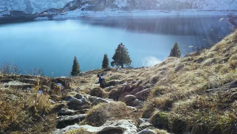Un-Lago-Azul-De-Agua-Clara-Debajo-De-La-Montaña-De-Los-Alpes-En-Austria