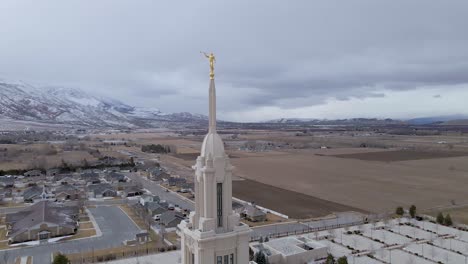 Payson-Utah-Temple-spire-with-statue-of-Angel-Moroni,-aerial-wide-circle-shot