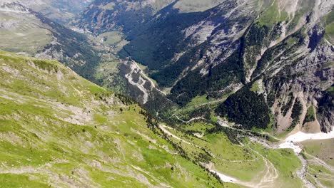 Schöne-Aussicht,-Drohnenflug-In-Den-Bergen-Mit-Blick-Auf-Das-Tal---Ordesa-Circus-Gavarnie