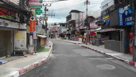 Verlassene-Geschäfte-Und-Keine-Touristen-Leeren-Die-Straße-Auf-Chaweng-Koh-Samui-Aufgrund-Der-Covid-19-Coronavirus-Pandemie