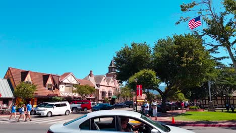 Static-shot-of-town-center-with-danish-and-US-flag-in-Danish-styled-city-of-Solvang,-California,-USA