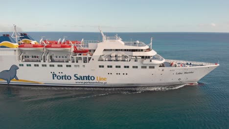 Transbordador-En-Mar-Abierto,-Isla-De-Porto-Santo