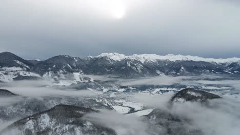 Vorwärtsluftbild-Winterbergkette-Verschneite-Gipfel-Gipfel-Malerischer-Bewölkter-Grauer-Tag