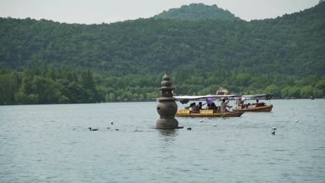 Touristenboote-Auf-Dem-Westsee-Und-Eine-Der-Drei-Steinpagoden-Aus-Den-Drei-Pools,-Die-Den-Mond-Hangzhou,-China,-Widerspiegeln