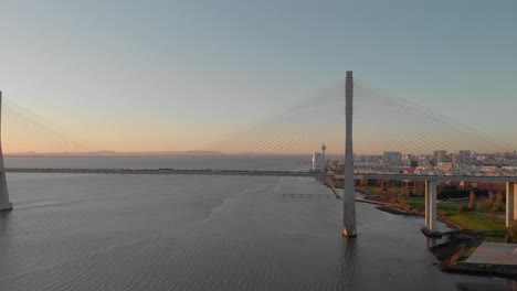Vasco-da-Gama-Brücke-Und-Küste-Von-Lissabon-Bei-Sonnenaufgang,-Portugal