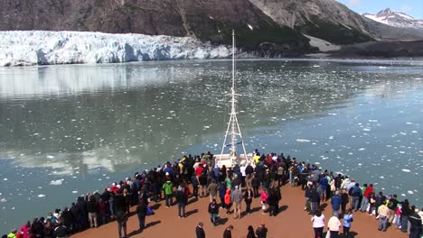 Touristen-Im-Bug-Des-Westerdam-Kreuzfahrtschiffes-Genießen-Die-Aussicht-Auf-Den-Margerie-Gletscher-An-Einem-Sonnigen-Tag-In-Alaska