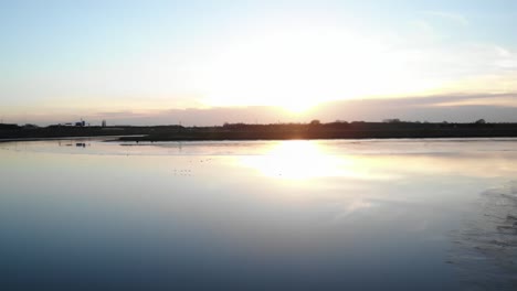 Sonnenuntergang-über-Einem-Ruhigen,-Reflektierenden-See.-Weitwinkelaufnahme-Aus-Der-Luft
