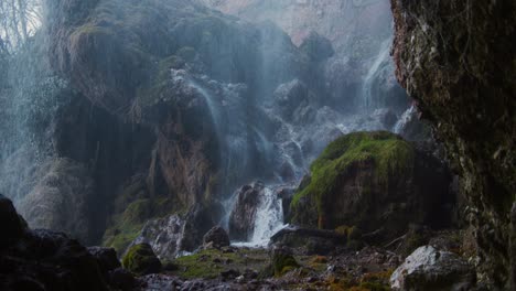 Wasserfall-Fällt-In-Zeitlupe-über-Den-Felsen-Und-Bewegt-Sich-Vorwärts