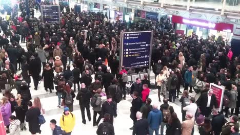 -Liverpool-Street-Station-Crowded-before-the-pandemic-times--London-United-Kingdom--1920x1080p