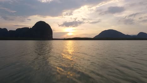 Sonnenuntergang-über-Dem-Wunderschönen-Meer-Mit-Kalksteinfelsen-In-Der-Bucht-Von-Phang-Nga