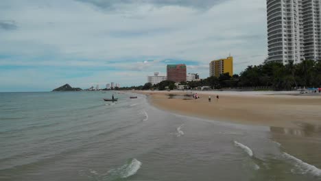 Hua-Hin-Beach-Tailandia-Con-Condominios,-Botes-Y-Actividades-En-La-Playa,-Sobrevuelo-Aéreo