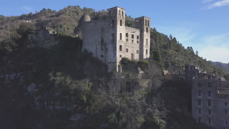 Luftaufnahme-Des-Schlosses-Dolceacqua-Doria-In-Ligurien