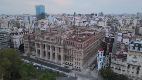 Aerial-establishing-shot-of-Buenos-Aires's-Palace-of-Justice-on-a-cloudy-day