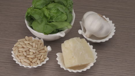 Ingredientes-De-La-Salsa-De-Pesto-Tradicional-Italiana-Rotando