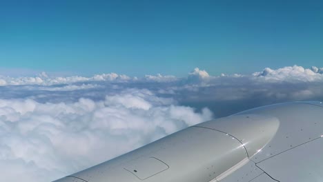 Flugzeugreisen,-Die-Durch-Wolken-Fliegen-Und-Aus-Dem-Flugzeugfenster-Schauen
