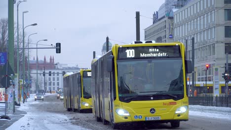Busse-Des-öffentlichen-Nahverkehrs-Auf-Verschneiten-Straßen-Der-Deutschen-Hauptstadt-Berlin