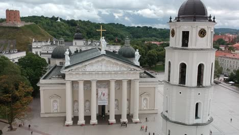 Luftaufnahme-Der-Hauptfassade-Und-Des-Turms-Der-Kathedrale-Von-Wilna,-Litauen