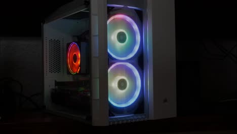 Ein-Zeitraffer-Eines-Computers-Nach-Einem-Selbstgebauten-Computer-Mit-RGB-Lichtern