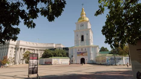 Monasterio-De-Cúpula-Dorada-De-San-Miguel-En-Kiev-Enmarcado-Por-árboles-Otoñales-En-Un-Día-Soleado