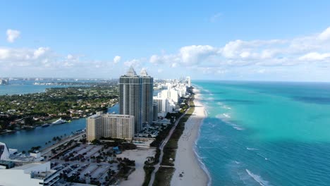 Edificios-De-Condominios-De-Lujo-Construidos-En-Una-Estrecha-Franja-De-Tierra-En-La-Zona-De-Mid-beach-De-Miami-Beach-En-Florida