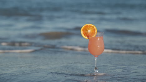 Bebida-De-Naranja-Aperitivo-En-La-Playa-Del-Mar