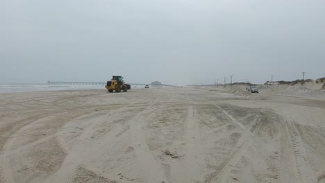 Raupenradlader-Bewegt-Sand,-Um-Schäden-Am-Strand-Und-In-Den-Dünen-Zu-Reparieren,-Die-Durch-Hurrikan-Harvey-Entstanden-Sind