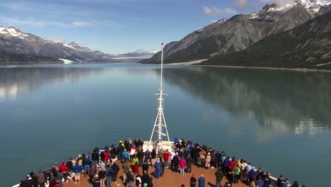Crucero-En-El-Parque-Nacional-De-La-Bahía-De-Los-Glaciares-Alaska,-Turistas-Disfrutando-Del-Paisaje