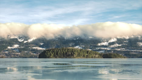 Zugefrorener-See,-Schneebedeckte-Berge-Und-Wald-In-Haugastol,-Norwegen,-Europa-–-Zeitraffer