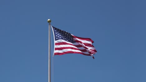 Die-Flagge-Der-Vereinigten-Staaten-Von-Amerika-Weht-An-Einem-Windigen-Tag,-Mittlere-Aufnahme