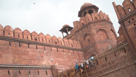 Arbeiter-Reparieren-Die-Alte-Mauer-Des-Berühmten-Touristenziels-Red-Fort-In-Neu-Delhi,-Indien,-Asien,-Abgewinkelte-Weitwinkelaufnahme