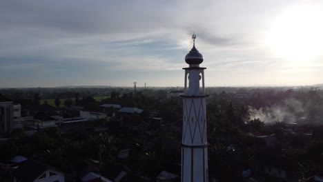 Aerial-shot-of-the-mosque-minaret-in-the-afternoon