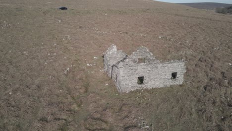 Ruinas-De-Una-Cabaña-Irlandesa-De-Adoquines-Abandonada-En-Un-Día-Soleado-En-Las-Montañas-De-Wicklow-En-Irlanda