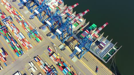 Luftaufnahme-Eines-Containerfrachtschiffs,-Im-Import-Export-Geschäft,-Logistik-Und-Transport-Per-Containerschiff-Auf-Internationaler-See