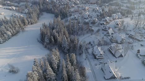 Panoramablick-Auf-Die-Schneebedeckte-Stadt-Zakopane-Am-Fuße-Der-Alpinen-Berge-Der-Tatra-In-Polen