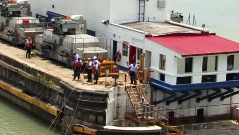 Panama-Canal-workers-preparing-ropes-for-ships-at-Pedro-Miguel-Locks,-Panama-Canal