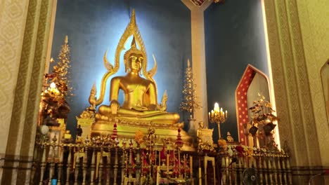 Elegante-Buda-Dorado-Ubicado-Dentro-De-La-Iglesia-Wat-Benchamabophit