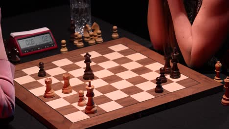 Schachspiel-Zwischen-Zwei-Unbekannten-Frauen,-Die-Schnell-Spielen