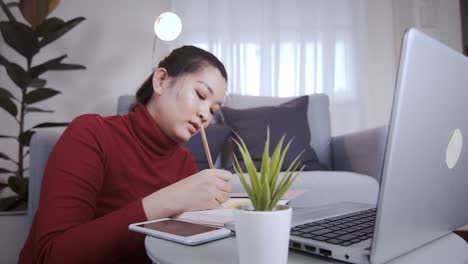 Mujer-De-Negocios-En-Camisa-Roja-Usando-La-Computadora-Portátil-Para-Reunirse-En-Línea-Y-Trabajar-Desde-Casa