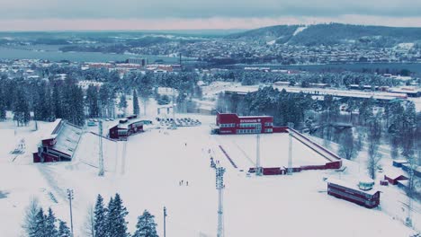 Breite-Umlaufende-Antenne-Des-Skidstadions-Und-Der-Skyline-Von-Östersund-An-Kalten-Tagen