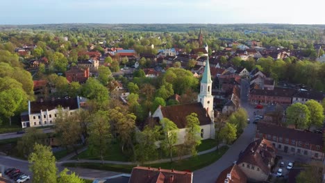 Luftaufnahme-Der-Altstadt-Kuldiga-Mit-Roten-Dachziegeln-Und-Der-Evangelisch-lutherischen-Katharinenkirche-In-Kuldiga,-Lettland