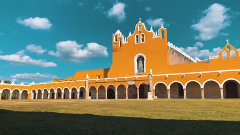Zeitraffer-Im-Unglaublichen-Izamal-Kloster-In-Yucatan,-Mexiko